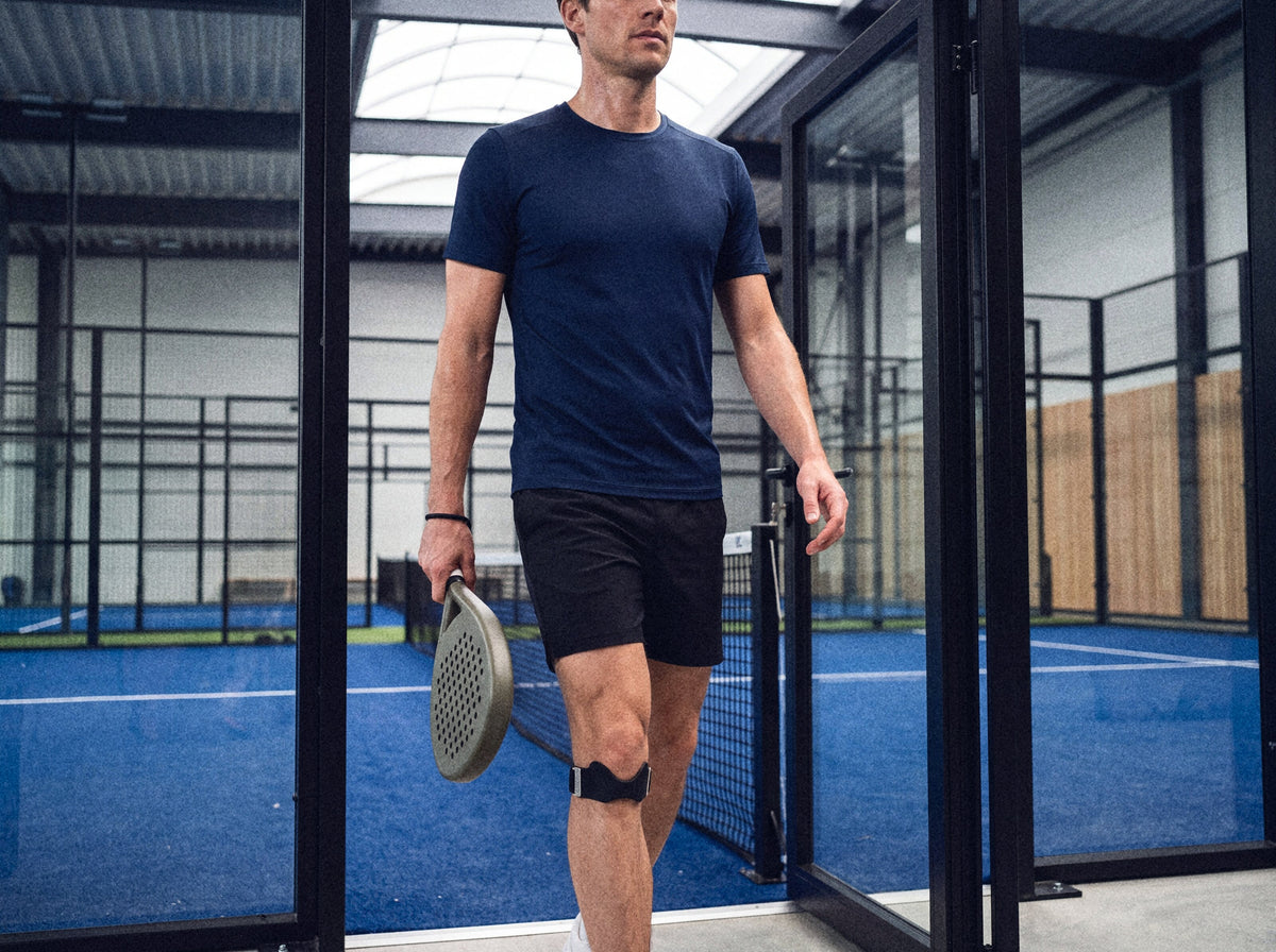 The slim strap below the knee under a pair of padel shorts